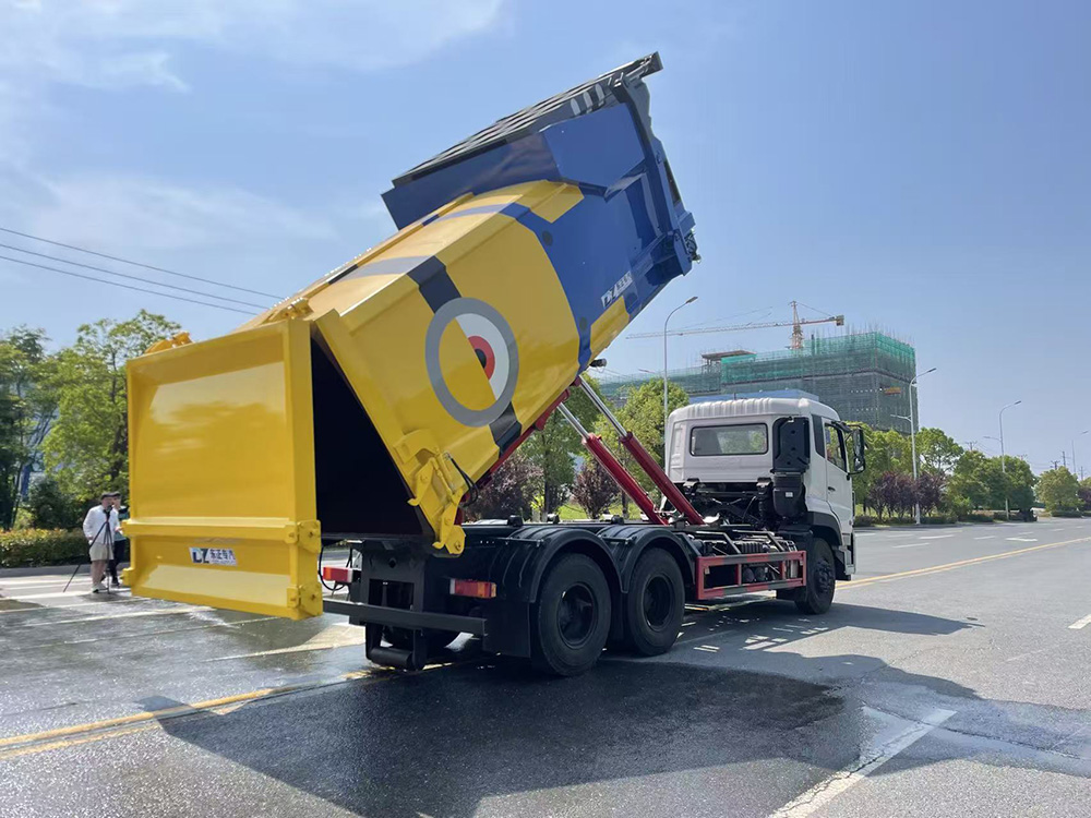 東風天龍后八輪垃圾車帶垃圾箱
